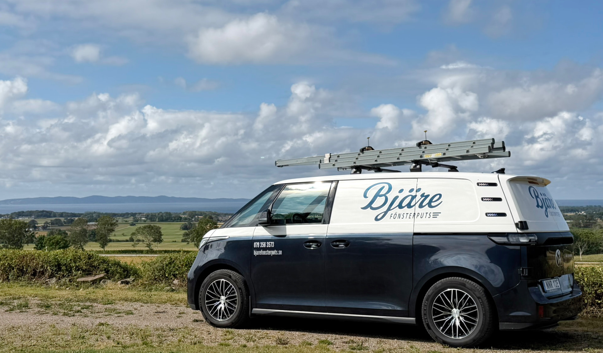 Bjäre Fönsterputs blå och vita VW ID. Buzz med utsikt över Bjärehalvön